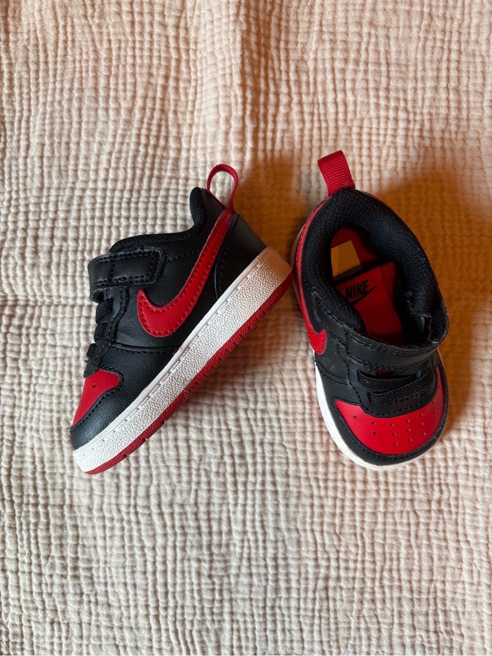 Nike Kids Black and Red Low-Top Sneakers with Hook-and-Loop Strap SIZE 4
